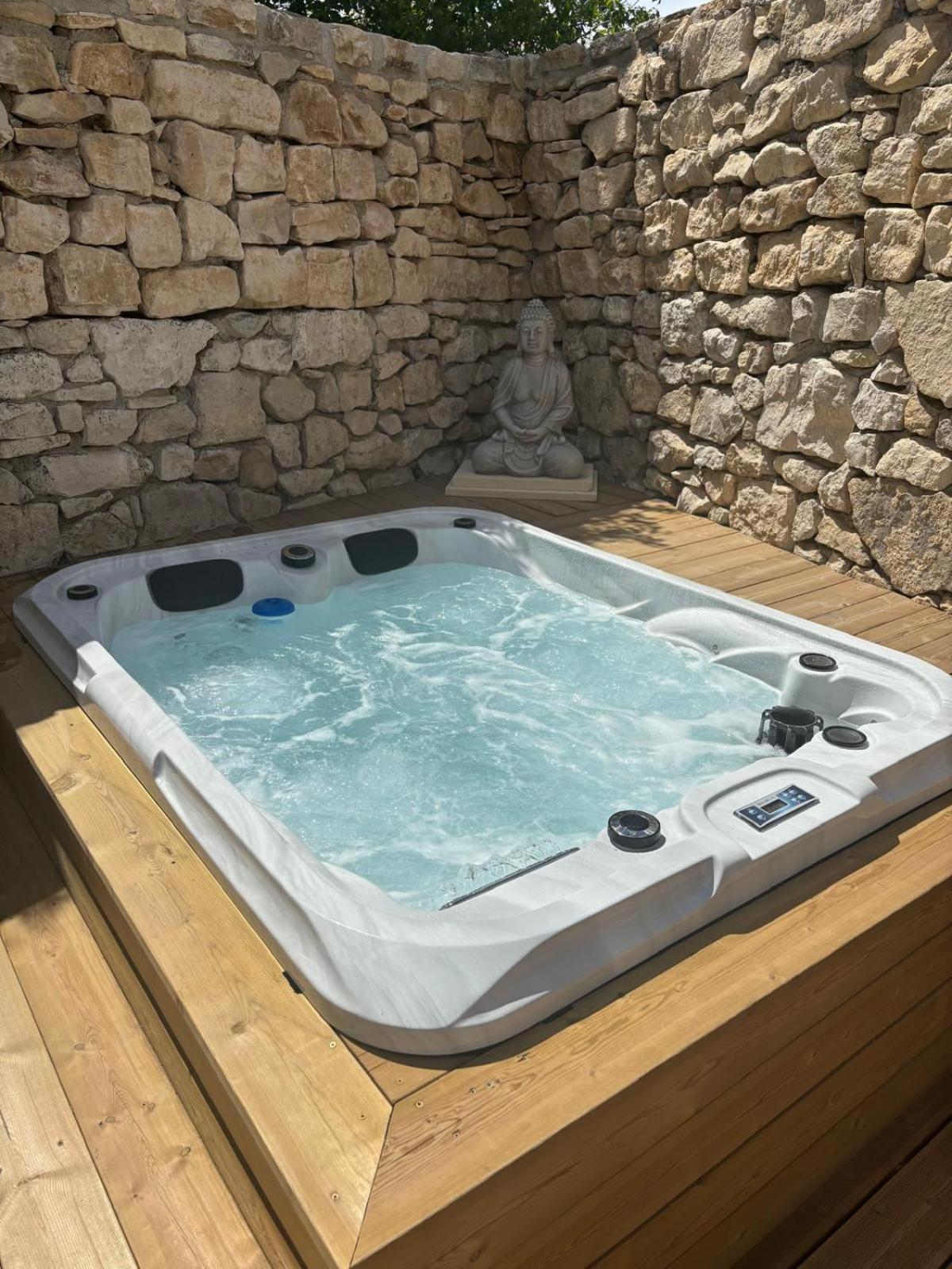 Chez Daniele Chambre Avec Jacuzzi Et Terrasse Privee Murs  ภายนอก รูปภาพ